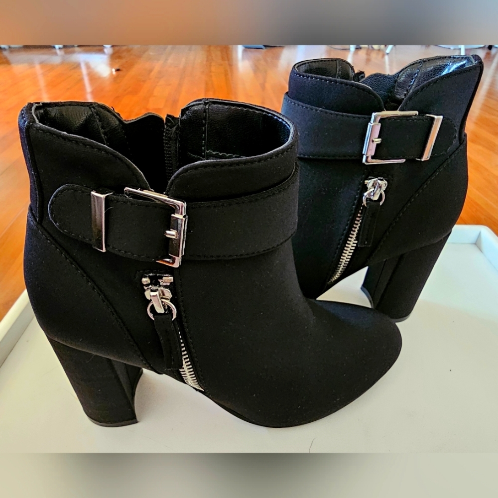 Unisa Unrisha-R Bootie Size 5 1/2 Block Heel Ankle Boot